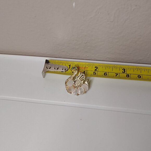 Pretty Little Swan Brooch With Green Eyes - Picture 5 of 8